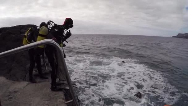 Mergulhadores mergulham durante tempestade Oceano Atlântico. — Vídeo de Stock