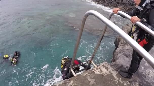 Búvárok mászni ki a vízből a vipera a búvárközpont az Atlanti-óceán. — Stock videók