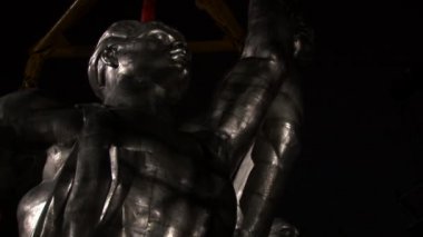 Heykel işçisi ve kolhoz kadının yapımı Vera Mukhina tarafından yapılmıştır.