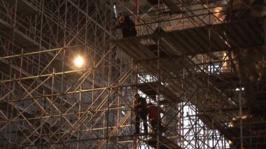 Heykel işçisi ve kolhoz kadının yapımı Vera Mukhina tarafından yapılmıştır.