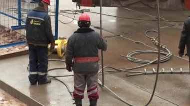 Heykel işçisi ve kolhoz kadının yapımı Vera Mukhina tarafından yapılmıştır.