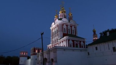 Gece Moskova 'da Novodevichy Manastırı' nın kuleleri, kubbeleri ve beyaz taş duvarları.