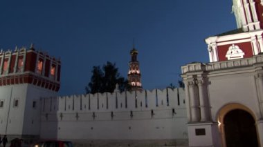 Moskova 'da akşam vakti mavi gökyüzünün arka planında altın kubbeler olan kırmızı kilise..