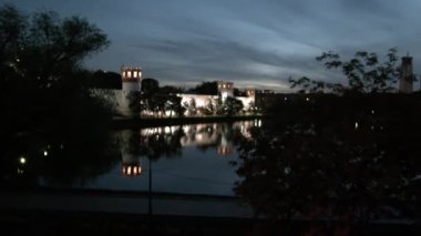 İnsanlar geceleri göl kıyısındaki Novodevichy Manastırı 'na yakın yürüyorlar..
