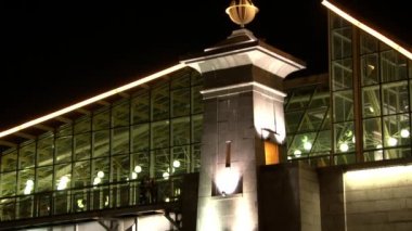 İnsanlar gece Moskova 'da cam köprü inşaatında yürüyorlar..