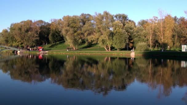 Ludzie przechodzą przez most w pobliżu fontann w parku w lecie Moskwa. — Wideo stockowe