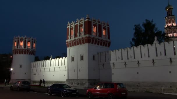 モスクワの夜の青空を背景に黄金のドームと赤の教会. — ストック動画