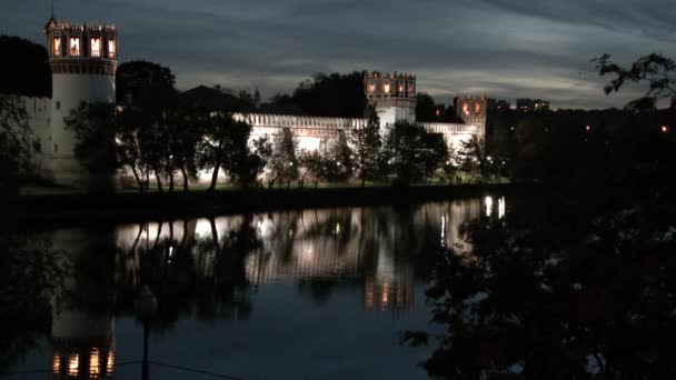 人々は夜に池の岸にNovodevicy修道院の近くを歩く. — ストック動画