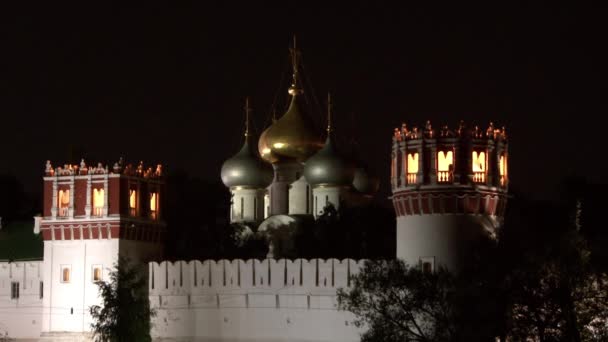 Torri, cupole e muri in pietra bianca del Convento di Novodevichy di notte a Mosca. — Video Stock