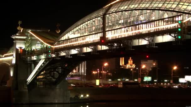 Construcción de puentes de vidrio sobre el río por la noche en Moscú. — Vídeos de Stock