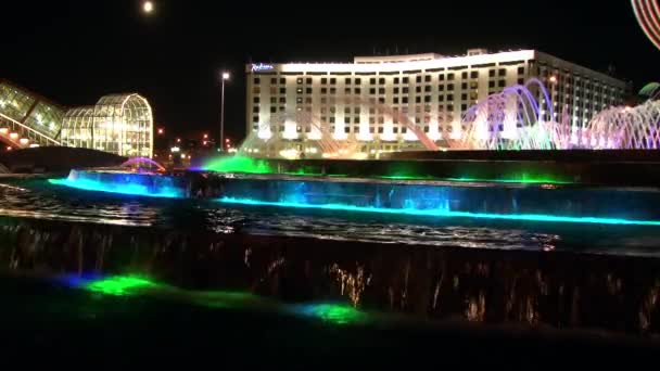 Fuentes luminosas en la plaza de Europa cerca de la estación de Kiev en Moscú por la noche — Vídeo de stock