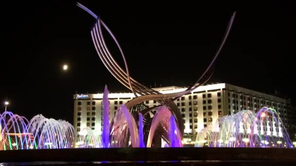 Fontane luminose in piazza d'Europa vicino a stazione di Kiev in Mosca di notte — Video Stock