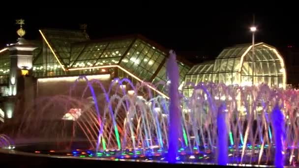 Светящиеся фонтаны на площади Европы возле Киевского вокзала в Москве ночью — стоковое видео