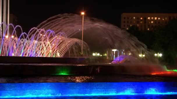 Air mancur bercahaya di alun-alun Eropa dekat stasiun Kiev di Moskow pada malam hari — Stok Video