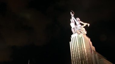 VDNKh 'de orak ve çekiçli İşçi ve Toplu Çiftçi Kadın Anıtı.