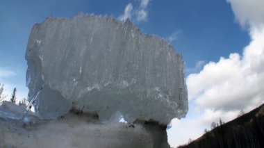 Rusya 'nın Sibirya' daki Temnik Dağı 'nda kar eriyor.