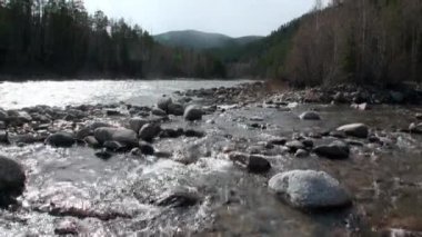Bahar mevsiminde Temnik Dağı 'nda temiz su ve taş dibe vurur..