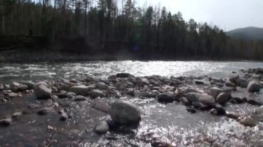 Bahar mevsiminde Temnik Dağı 'nda temiz su ve taş dibe vurur..