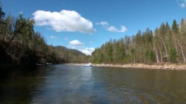 Dağ nehri Temnik 'te bir bataklık uçağı. .