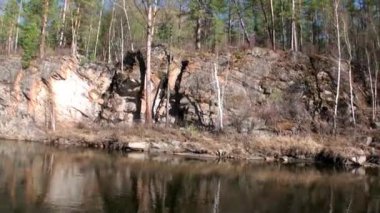 Rusya 'nın Sibirya Dağı' ndaki Rocky Nehri kıyısında..