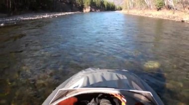 Dağ nehri Temnik 'teki bataklık teknesi .