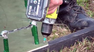 İşçilerin elleri havai fişekler için havai fişek donanımı hazırlayın..