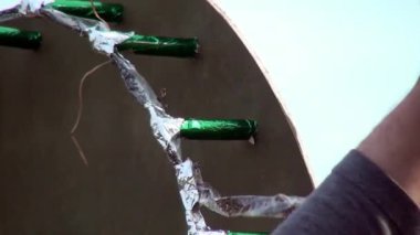 İşçilerin elleri havai fişekler için havai fişek donanımı hazırlayın..