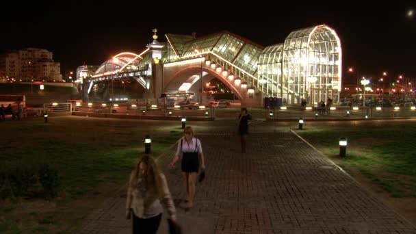 Construcción de puentes de vidrio sobre el río por la noche en Moscú. — Vídeos de Stock