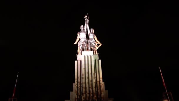Pomnik pracownika i kołchoz Kobieta z sierpem i młotkiem na VDNKh. — Wideo stockowe