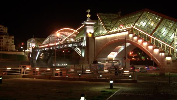 Construção de ponte de vidro sobre o rio à noite em Moscou. — Vídeo de Stock