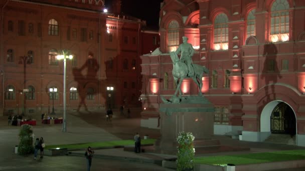 Monument voor Georgy Zhukov bij Historisch Museum op het Rode Plein in Moskou. — Stockvideo