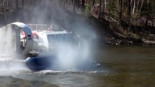 Airboat airglider en el río de montaña Temnik . — Vídeo de stock