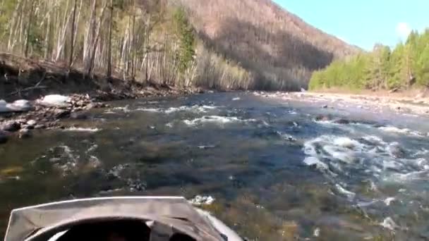 Пароплав на гірській річці Темник. . — стокове відео