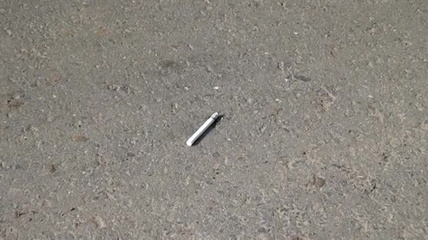 Fumul de țigară pe trotuar . — Videoclip de stoc