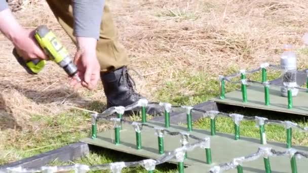 Bereiding van pyrotechnische apparatuur en explosief materiaal voor vuurwerk. — Stockvideo