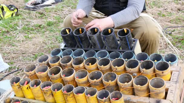 Handen van de werknemer voorbereiding van pyrotechnische apparatuur voor vuurwerk. — Stockvideo