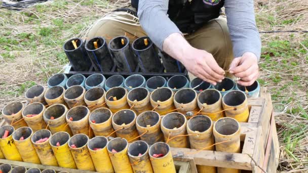 Mãos de funcionário preparam-se do equipamento pirotécnico para fogos de artifício. — Vídeo de Stock