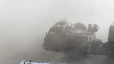 Askeri tatbikatlarda insanları taşımak için askeri araçlar..