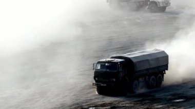 Askeri tatbikatlarda insanları taşımak için askeri araçlar..
