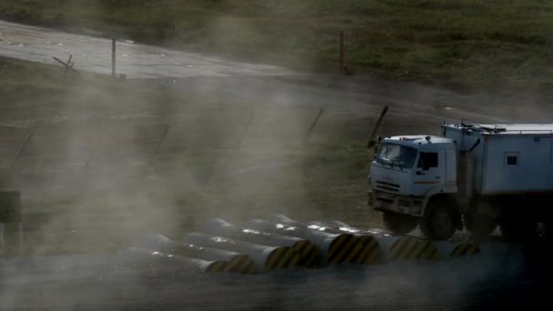 Armeefahrzeuge zum Transport von Menschen bei Militärübungen. — Stockvideo