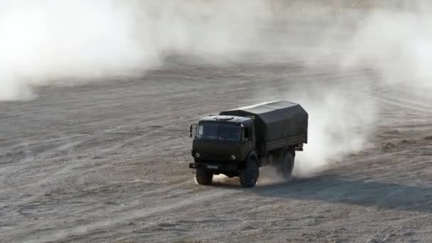 군사 훈련 때 사람들을 수송하는 군용 차량. — 비디오
