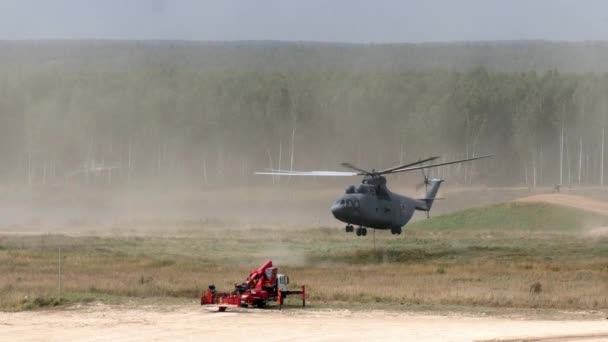Elicottero da incendio cargo con siviera a sfioramento sospeso sta volando dal serbatoio. — Video Stock