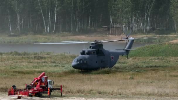 Πυροσβεστικό ελικόπτερο φορτίου με αιωρούμενη κουτάλα spillway πετά από δεξαμενή. — Αρχείο Βίντεο