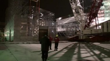 Heykel işçisi ve kolhoz kadının yapımı Vera Mukhina tarafından yapılmıştır.