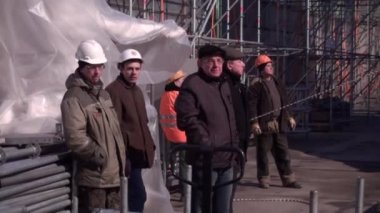 Heykel işçisi ve kolhoz kadının yapımı Vera Mukhina tarafından yapılmıştır.