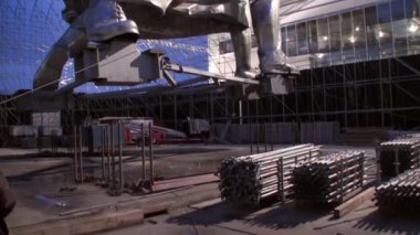 Heykel işçisi ve kolhoz kadının yapımı Vera Mukhina tarafından yapılmıştır.