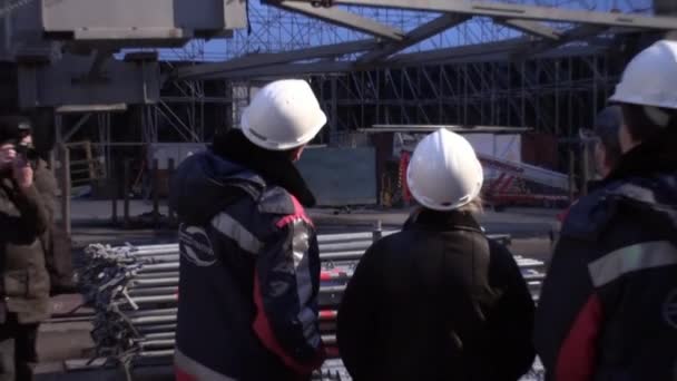 Bouw beeldhouwwerk Worker en Kolkhoz Woman is gemaakt door Vera Mukhina — Stockvideo