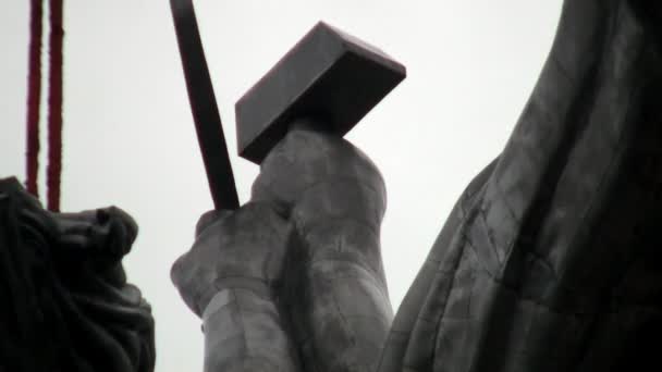 Installazione di scultura Operaio e Fattoria Collettiva Donna. — Video Stock