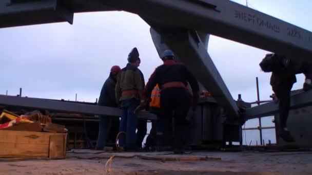 Installatie van beeldhouwwerk arbeider en collectieve boerderijvrouw. — Stockvideo