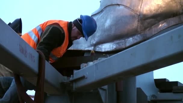 Installatie van beeldhouwwerk arbeider en collectieve boerderijvrouw. — Stockvideo